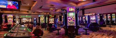 sqtoto web platform lobby showing slot games and sportsbook options